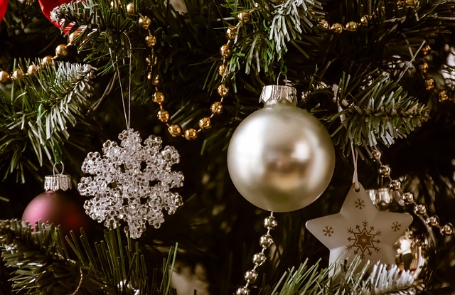 Décorations de Noël pour petits espaces : conseils et astuces pour sublimer votre appartement ou studio