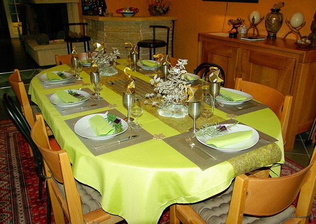 Les meilleures idées déco pour une table de réveillon de Noël inoubliable